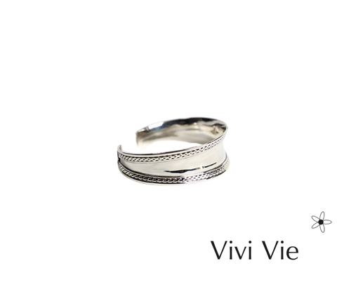 Concave  polished  silver cuff braclet with rope etching.