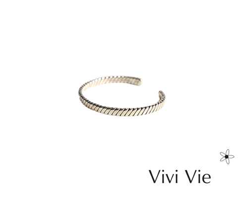 The triton cuff sleak and versitile for masculine of feminine  wrist.