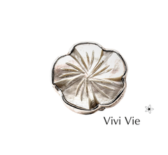 Seashell with flower ring.